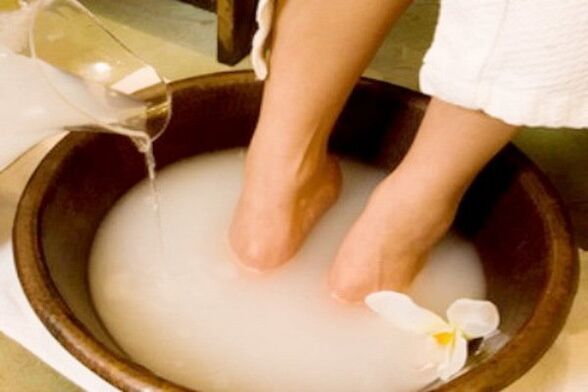 Dziedinoša vanna pret nagu sēnīti