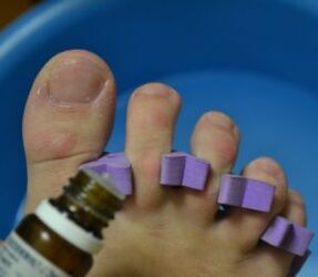 Sagatavošanās nagu apstrādei ar pretsēnīšu pilieniem